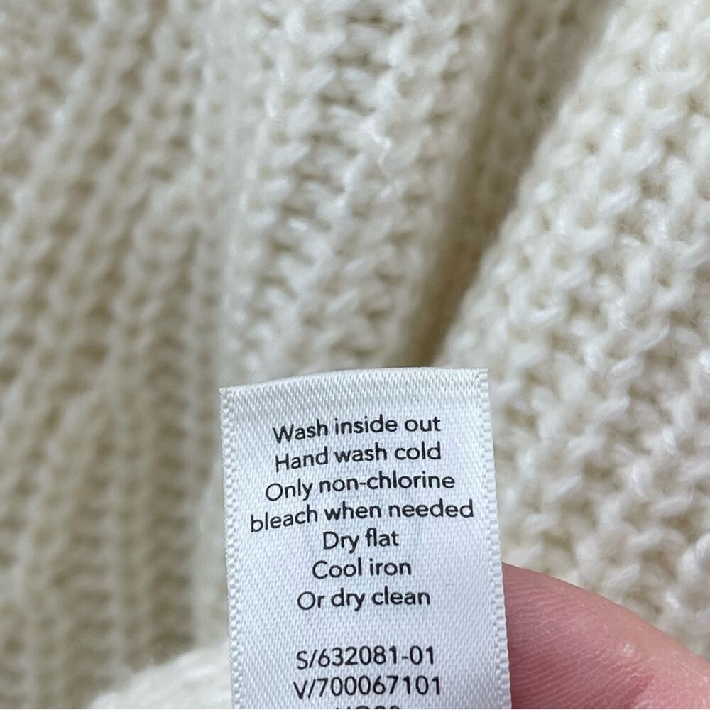 Athleta Shasta V-Neck Oversized Wool Chunky Knit Ivory
Dove Chunky Sweater Small - Picture 12 of 12